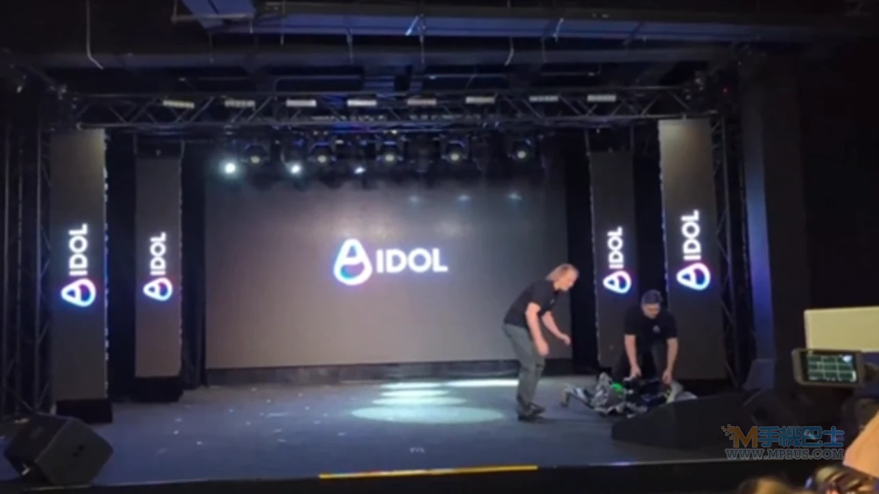 俄國展示自家人形AI機器人竟當場跌倒！工程師狼狽拖離畫面曝光 - 手機巴士