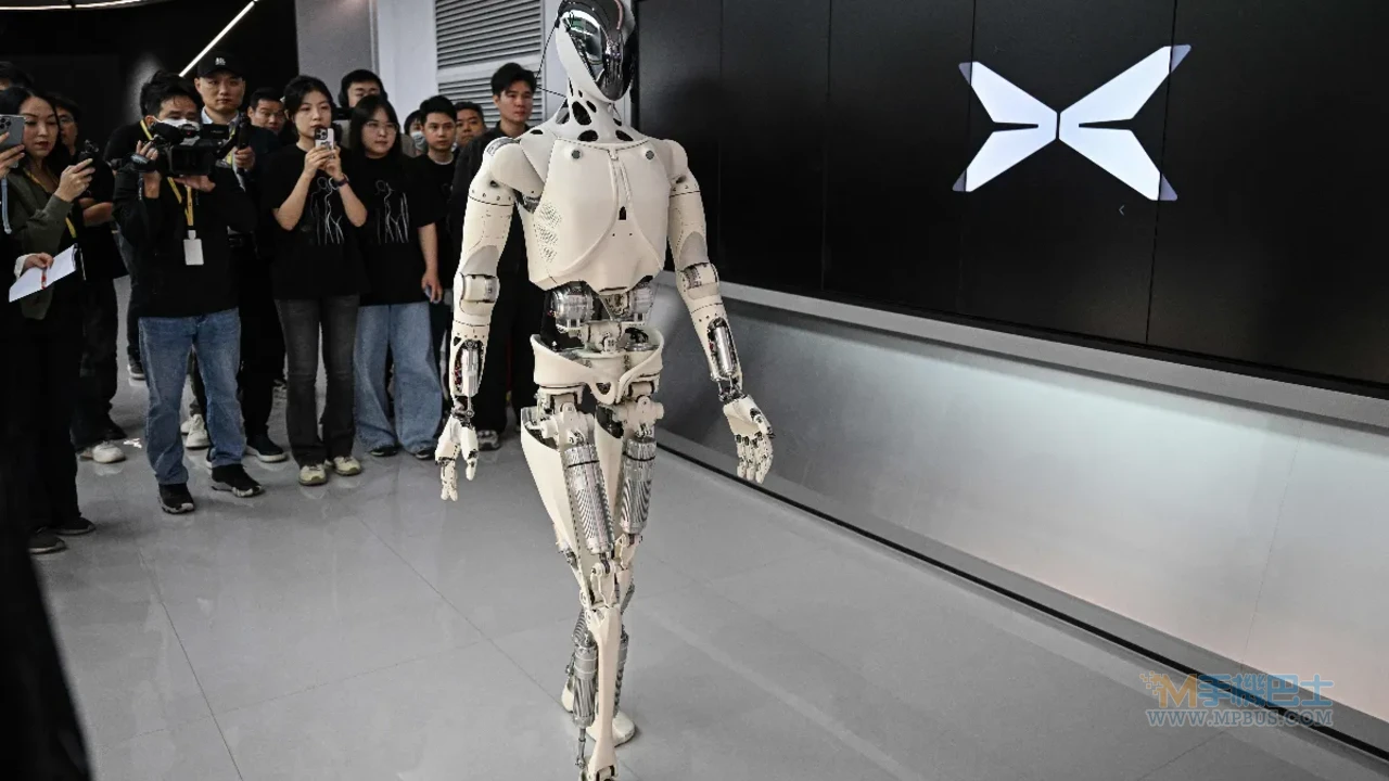 小鵬攜可擁抱人形機器人Iron來襲！2026年量產直挑特斯拉Optimus - 手機巴士